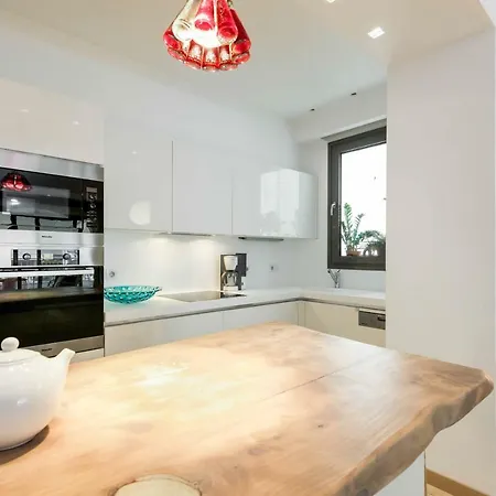 Stylish 3-bedroom & Terrace Saloniki